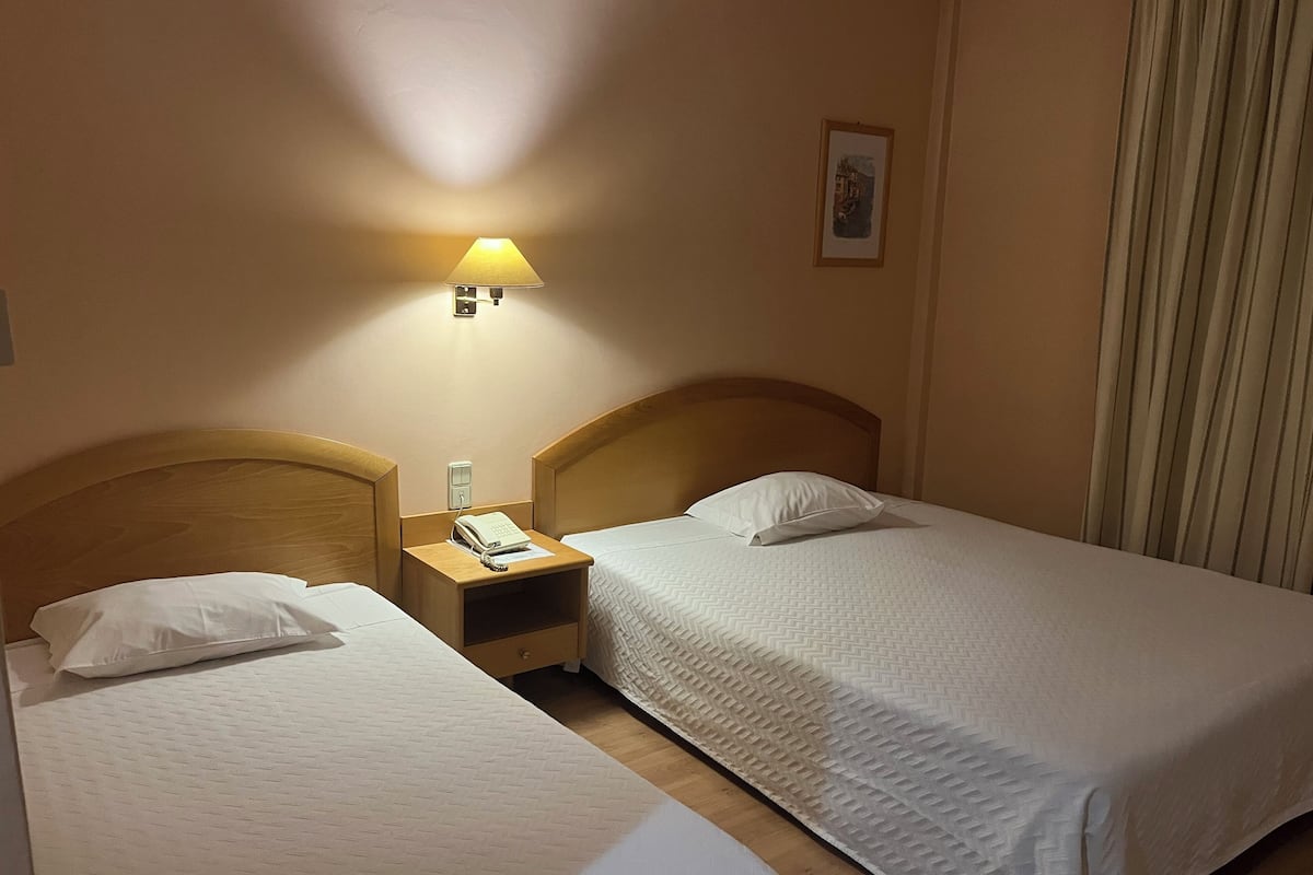 Twin kamer | Een bureau, een laptopwerkplek, verduisterende gordijnen