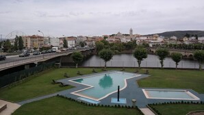 2 albercas al aire libre, sombrillas en la alberca y camastros