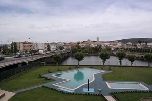 2 piscines extérieures, parasols de plage, chaises longues