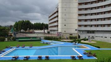 2 Außenpools, geöffnet von 10:00 Uhr bis 19:00 Uhr, Sonnenschirme