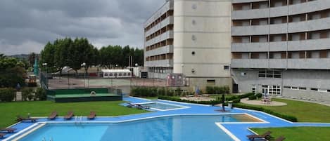 2 outdoor pools, open 10:00 AM to 7:00 PM, pool umbrellas, pool loungers
