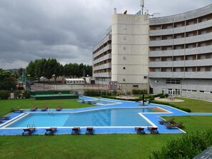 2 Außenpools, geöffnet von 10:00 Uhr bis 19:00 Uhr, Sonnenschirme