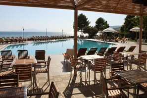 Seasonal outdoor pool, pool umbrellas, pool loungers - Hotel Rena (Ayvacik)