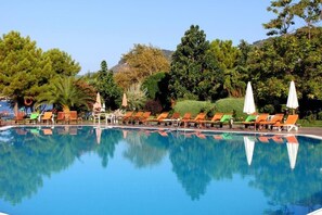 Seasonal outdoor pool, pool umbrellas, pool loungers - Hotel Rena (Ayvacik)