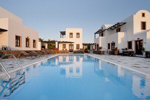 Outdoor pool, pool umbrellas, sun loungers - Anthonas Apartments (Santorini)