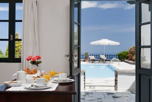 In-room safe, soundproofing, iron/ironing board, free WiFi - Anthonas Apartments (Santorini)
