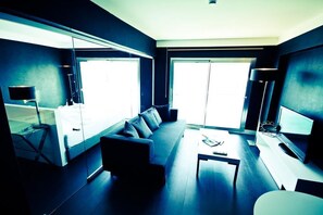 Deluxe Studio, Sea View | Living room