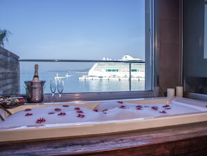 Habitación doble Deluxe, vista al mar | Tina de hidromasaje