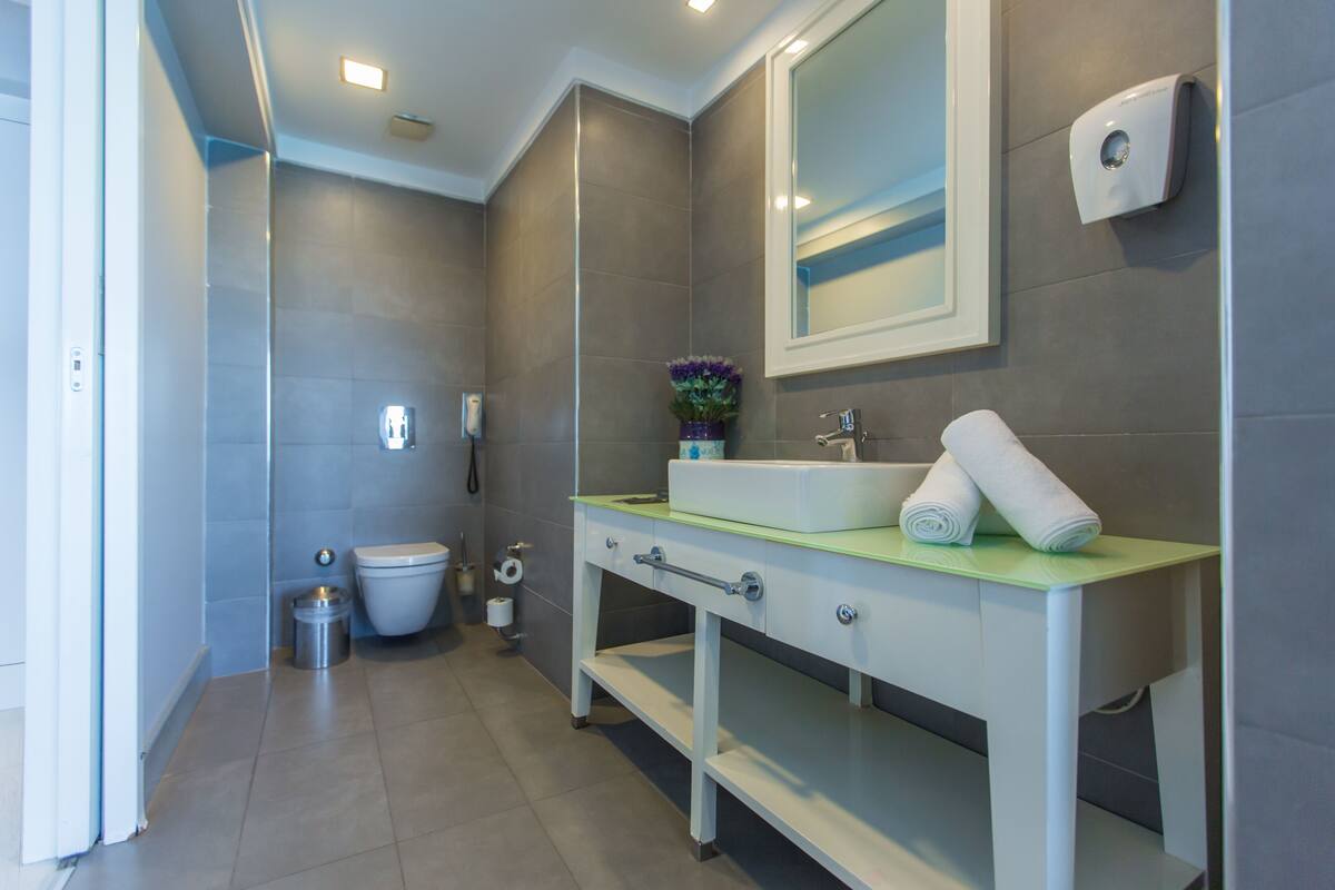 Deluxe tweepersoonskamer, uitzicht op zee | Badkamer | Een regendouche, gratis toiletartikelen, een haardroger, handdoeken