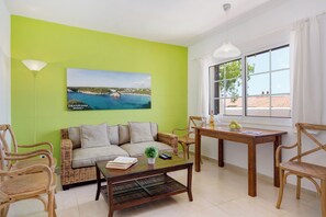 2 soverom, safe på rommet, strykejern/-brett og barnesenger