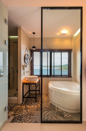 Deluxe Suite, Sea View | Jetted tub