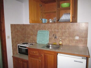 ثلاجة، فرن، موقد طهي مسطح، ماكينة لصنع القهوة/الشاي