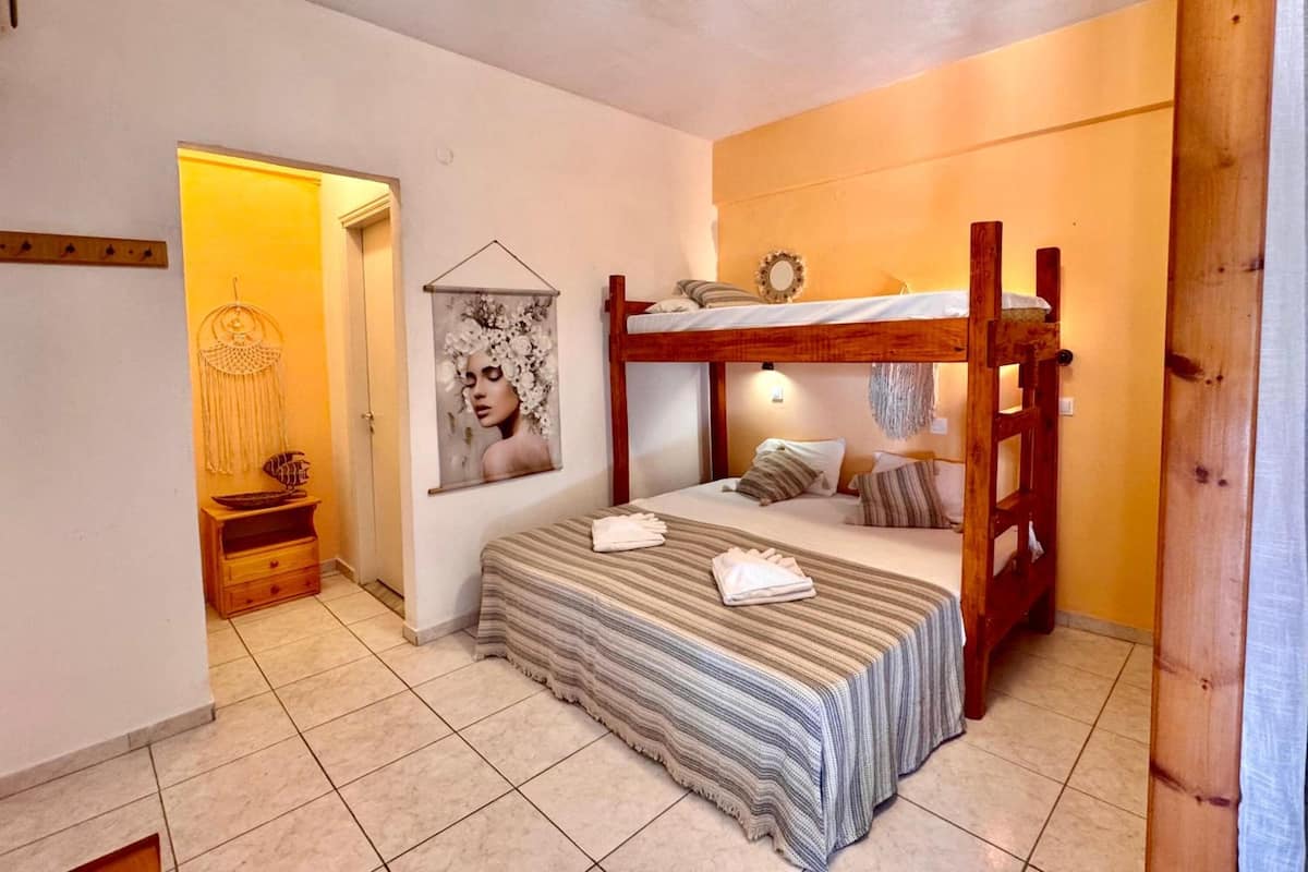 In-room safe, cribs (free), WiFi (free), bed sheets