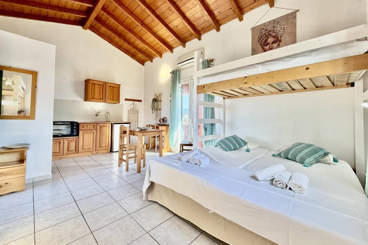 In-room safe, cribs (free), WiFi (free), bed sheets