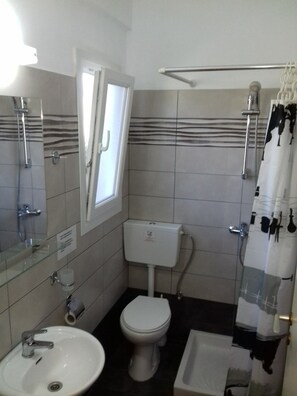 Dusche, kostenlose Toilettenartikel, Haartrockner, Handtücher