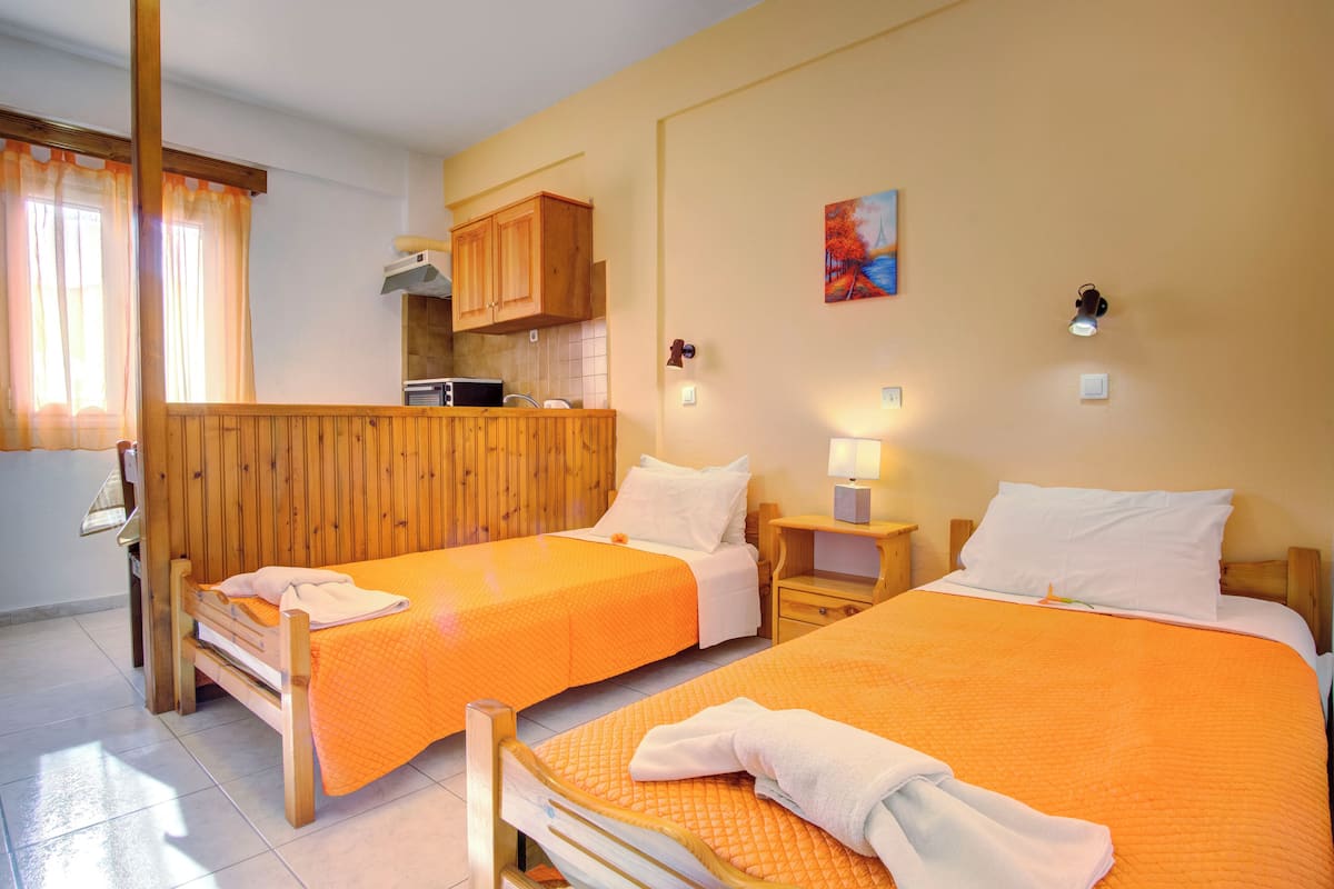 Doppelzimmer, 1 Schlafzimmer, Poolblick | Zimmersafe, kostenlose Babybetten, kostenloses WLAN, Bettwäsche