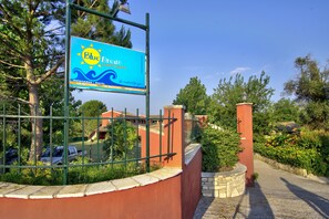 Vista frontal de la propiedad