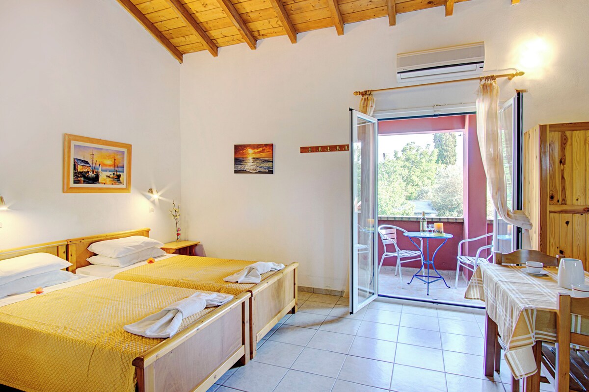 Triple Room, 3 Twin Beds | In-room safe, cribs (free), WiFi (free), bed sheets