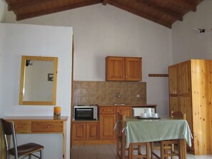 Fridge, oven, stovetop, coffee/tea maker