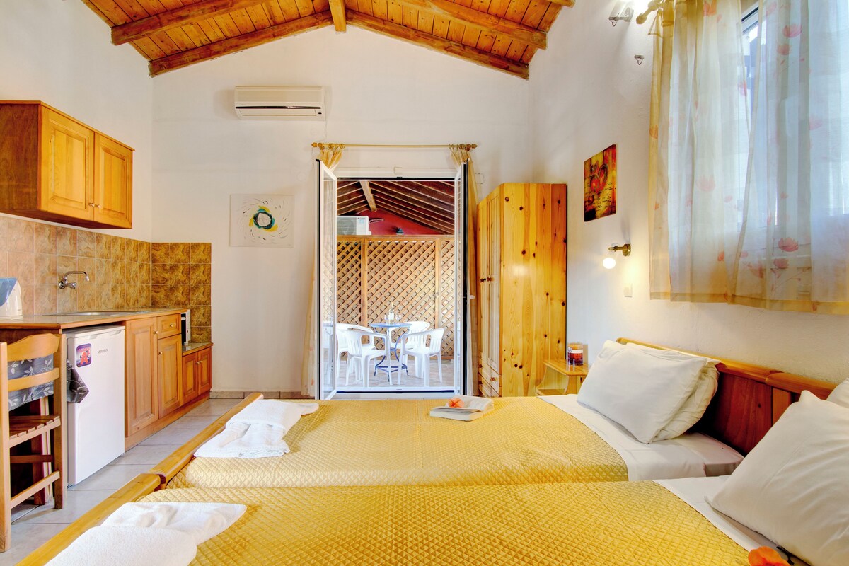 Family Room, 1 Bedroom, Pool View | In-room safe, cribs (free), WiFi (free), bed sheets