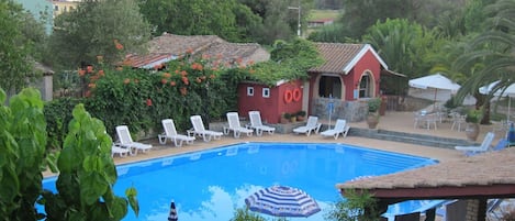 Outdoor pool, pool umbrellas, sun loungers