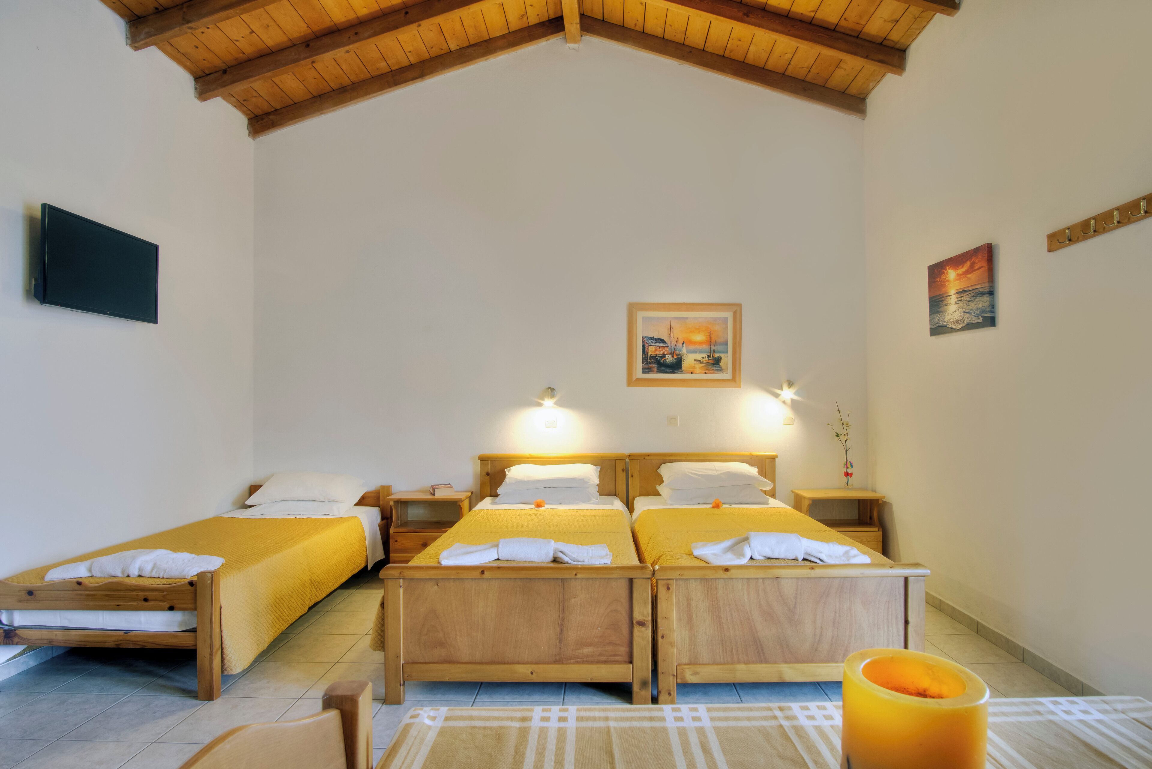 Dreibettzimmer, 3 Einzelbetten | Zimmersafe, kostenlose Babybetten, kostenloses WLAN, Bettwäsche