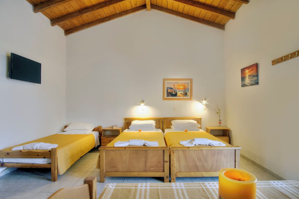 Dreibettzimmer, 3 Einzelbetten | Zimmersafe, kostenlose Babybetten, kostenloses WLAN, Bettwäsche