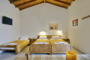 Cofres nos quartos, berços grátis, Wi-Fi de cortesia, roupa de cama