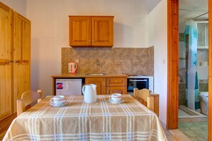 Refrigerador, horno, parrilla de estufa y cafetera y tetera