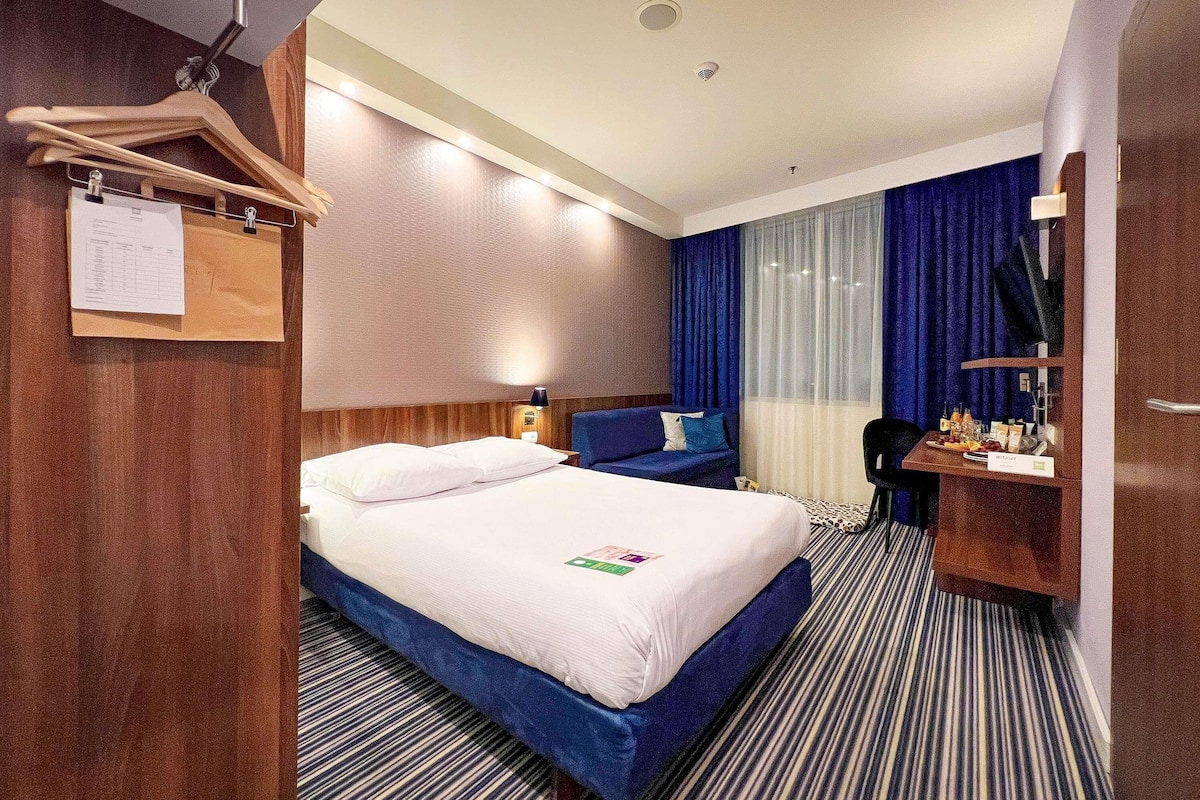 memory-foam beds, desk, soundproofing, free wifi