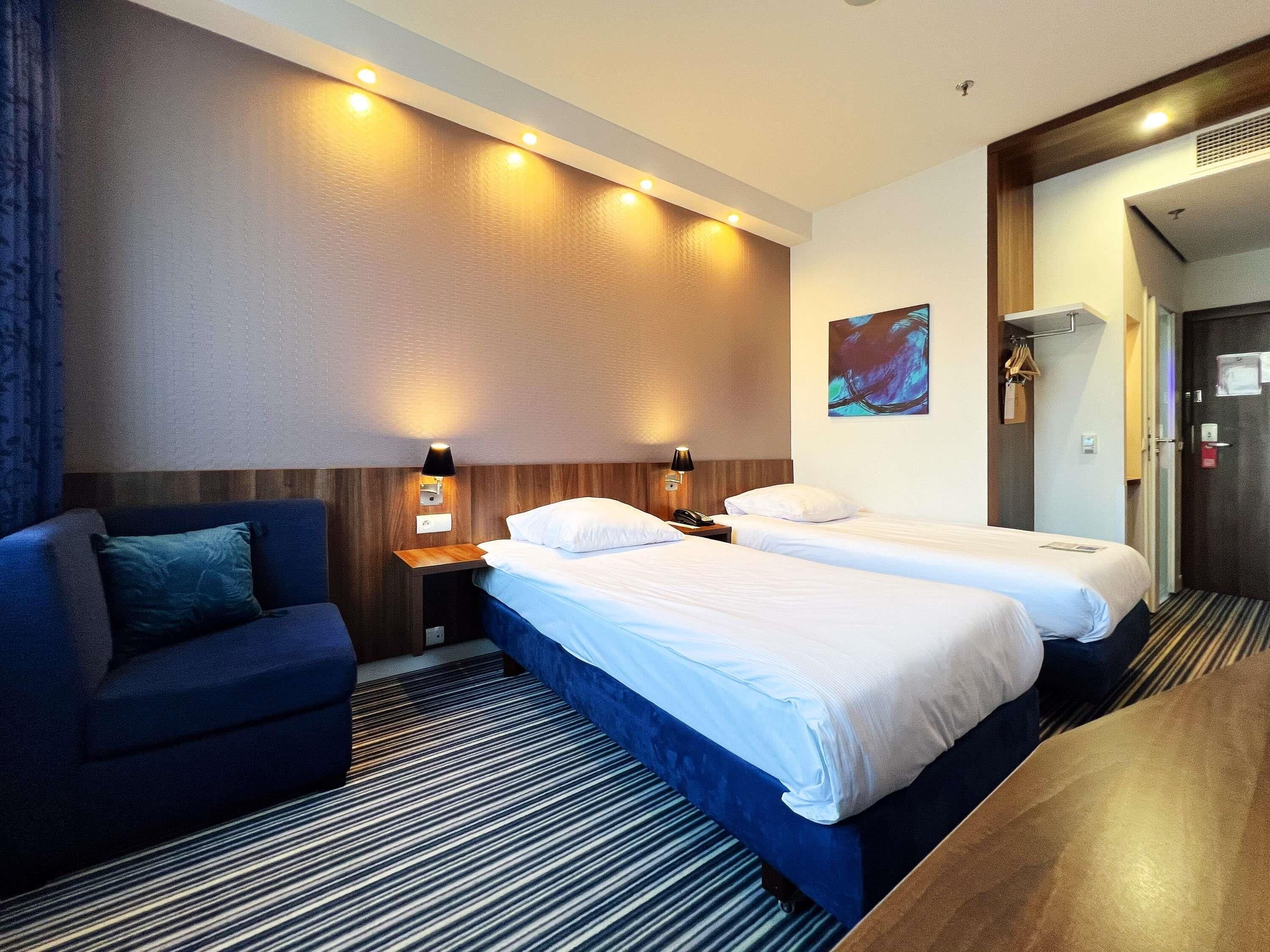 Memory foam beds, desk, soundproofing, free WiFi