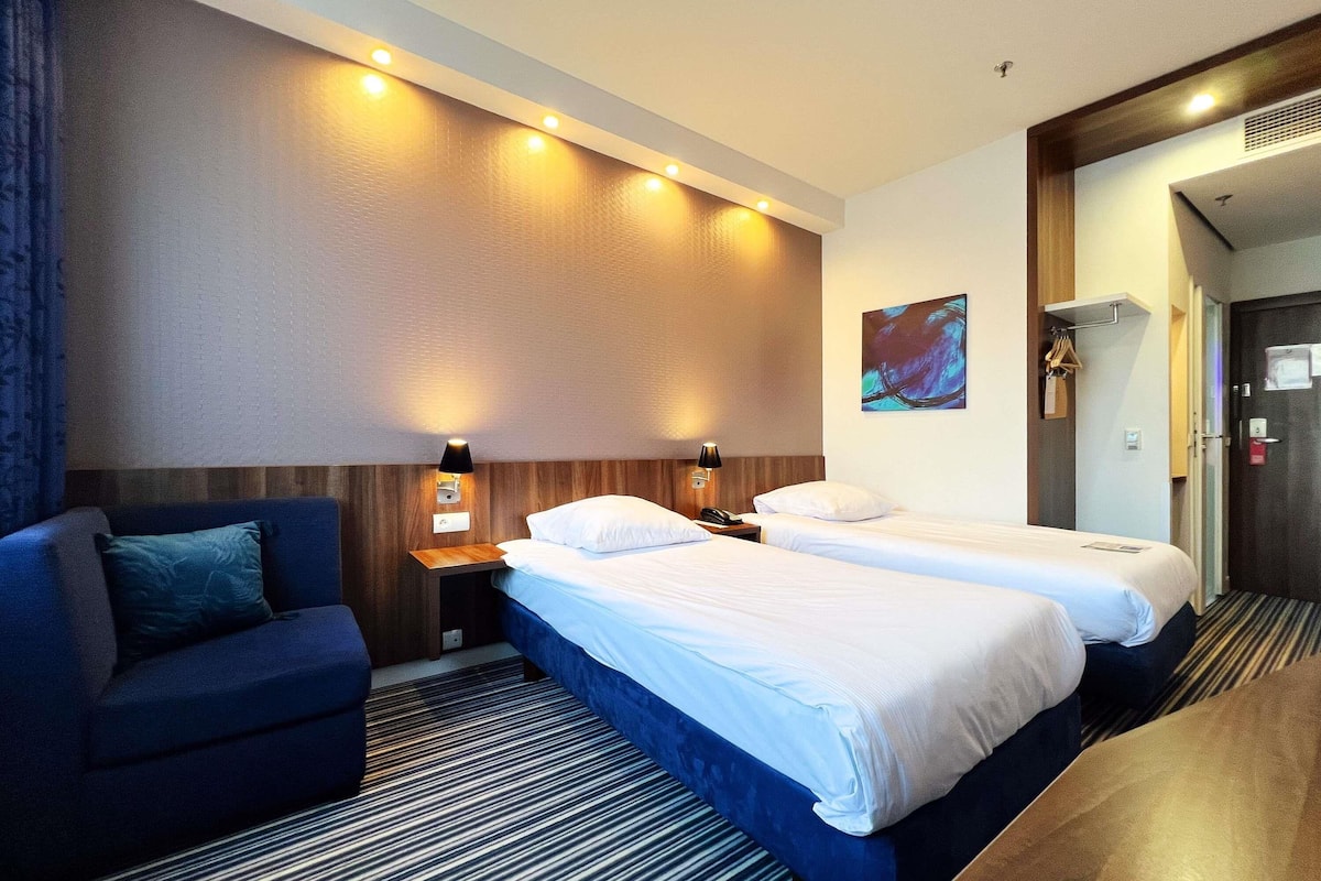 Nệm cao su hoạt tính (memory foam), bàn, phòng cách âm 