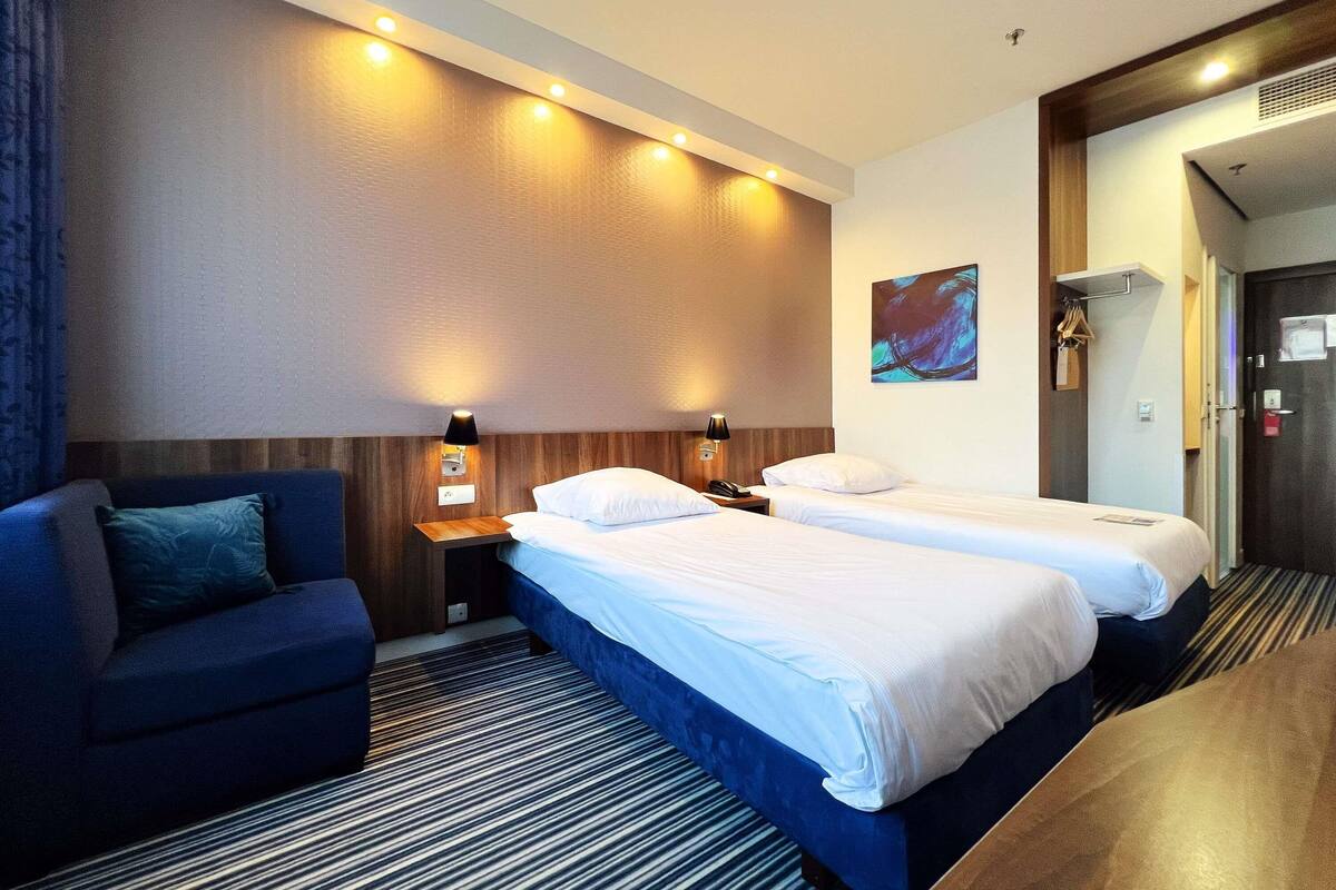 memory-foam beds, desk, soundproofing, free wifi