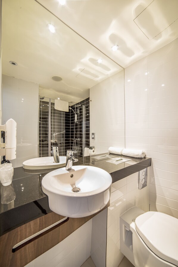 Shower, eco-friendly toiletries, hair dryer, towels - ibis Styles Walbrzych (Walbrzych)