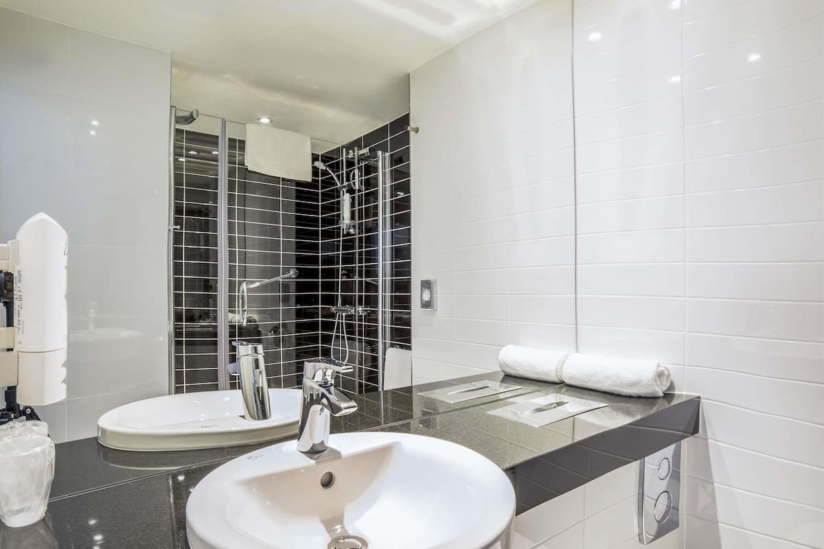 Standard Room, 1 Double Bed | Memory foam beds, desk, soundproofing, free WiFi