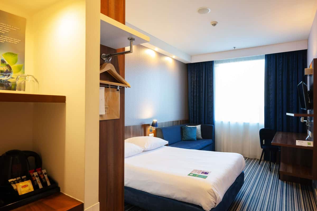 Standardzimmer, 1 Doppelbett | Betten mit Memory-Foam-Matratzen, Schreibtisch, schallisolierte Zimmer