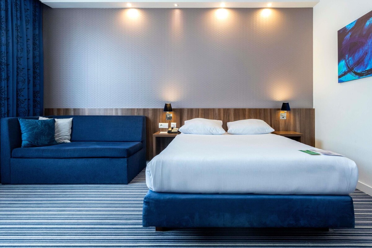 Memory foam beds, desk, soundproofing, WiFi (free)