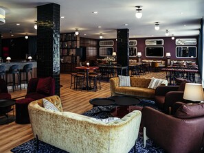 供應早餐和晚餐，國際料理