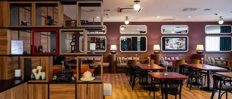 Un restaurante con mobiliario de madera, varias zonas de estar y una variedad de objetos decorativos en estantes.