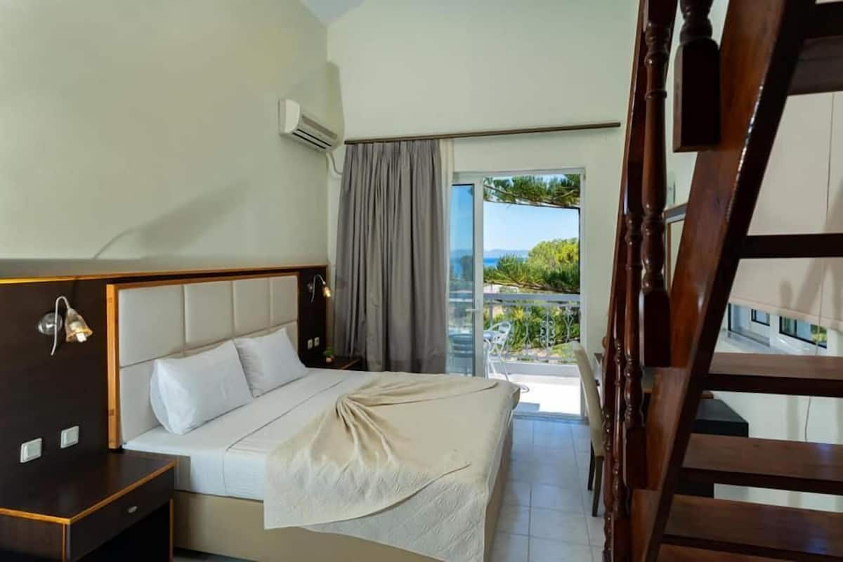 Camas com colchões pillow-top, cofres nos quartos, escrivaninha