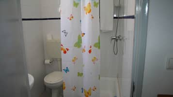 Een douche, een regendouche, gratis toiletartikelen, handdoeken