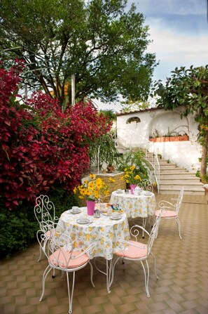 Tägliches großes Frühstück (10 EUR pro Person)