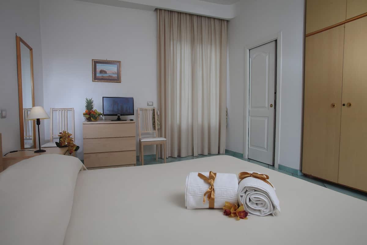 In-room safe, individually furnished, desk, soundproofing