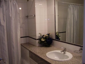 Bidet, towels