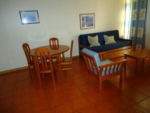 Apartment, 1 Bedroom, Balcony, Sea View (4 pax) | In-room dining