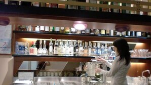 A bar area with shelves stocked with various liquor bottles and glasses. - Hotel Rometta (Cittadella)