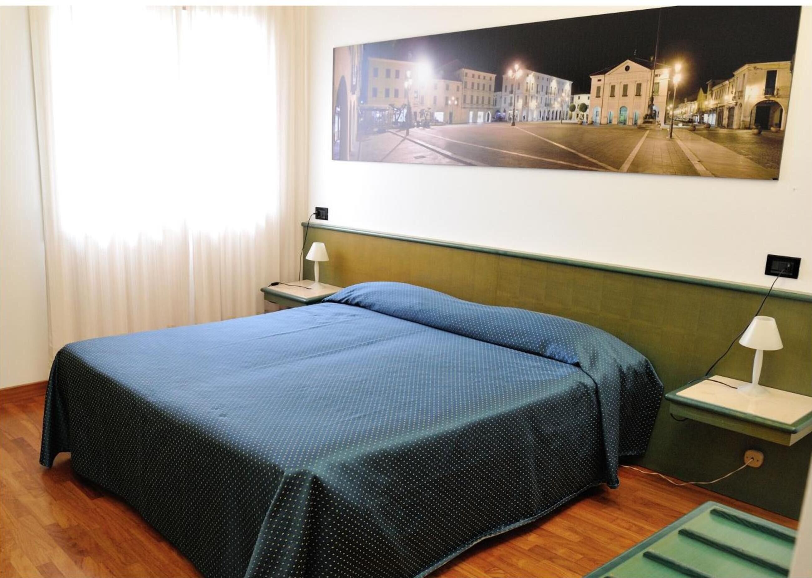 Sengetøy av topp kvalitet, senger med overmadrass og safe på rommet