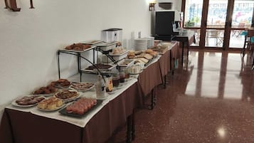 Se ofrece un desayuno bufé todos los días (por un coste adicional)