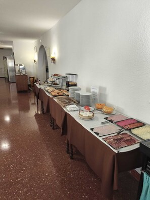 每日供应自助式早餐(每人 EUR 3)