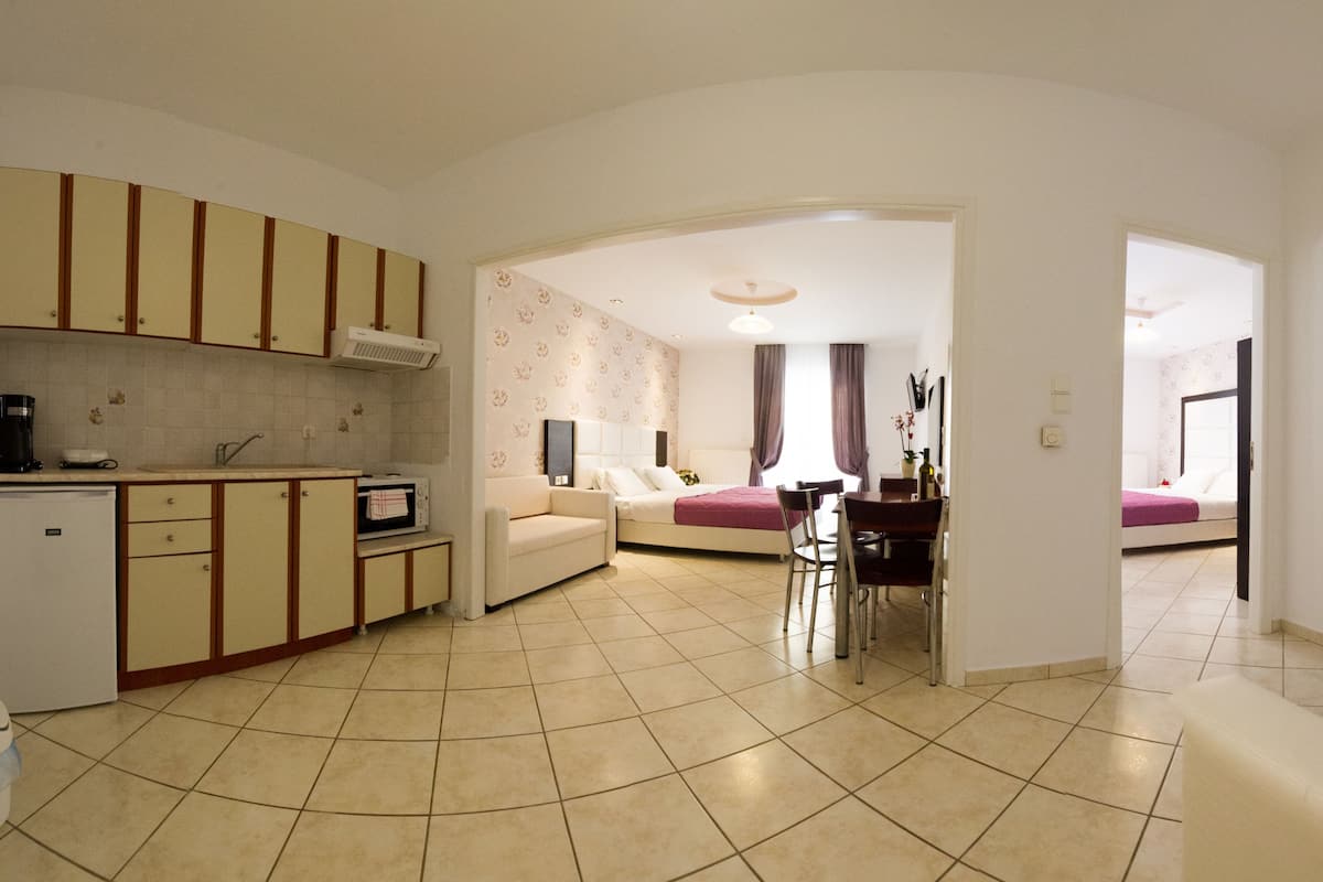 Luxury Apartment, Multiple Beds | Private kitchen